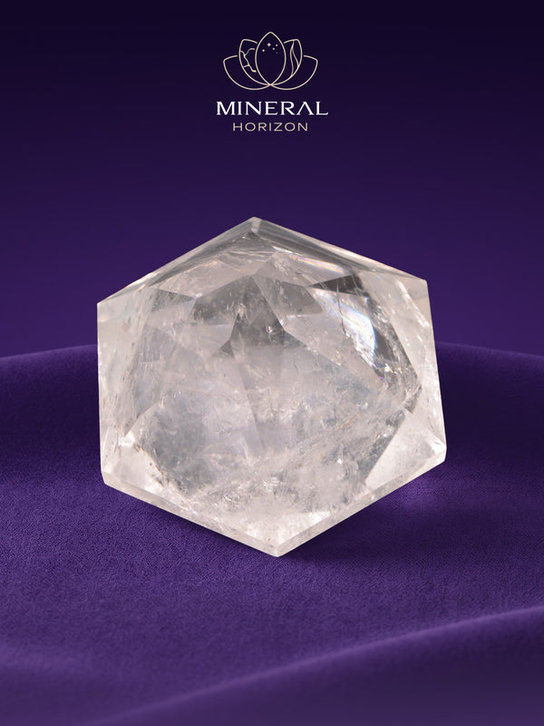 Cristal de roche en forme de diamant – clarté et harmonie