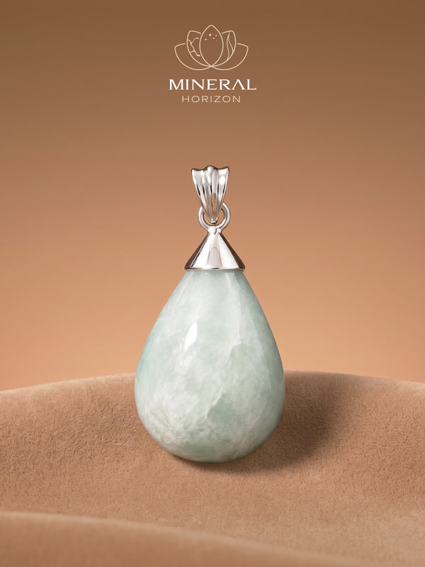 Pendentif goutte en jade – reflets de quiétude