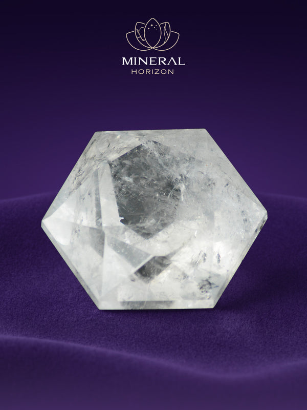 Cristal de roche en forme de diamant – clarté et harmonie