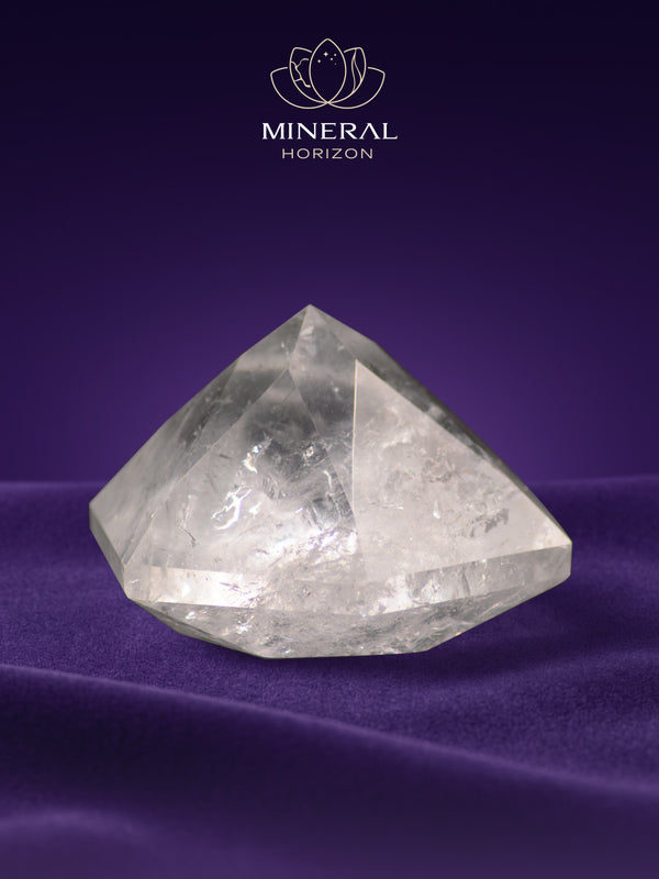 Cristal de roche en forme de diamant – clarté et harmonie