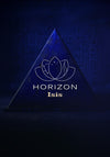 Visuel de la collection Horizon Isis proposée par Mineral Horizon illustrant une pyramide bleu profond ornée du logo lotus sur fond sombre de hiéroglyphes égyptiens.