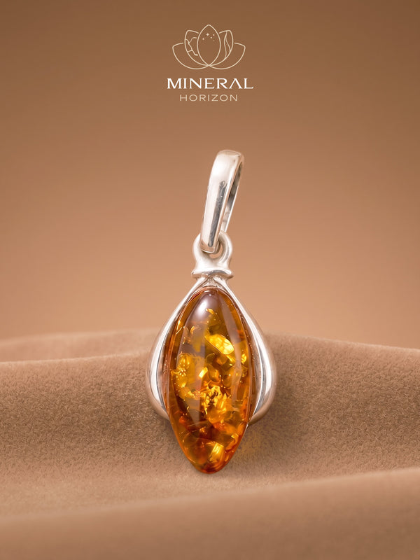 Pendentif en ambre – douce lumière