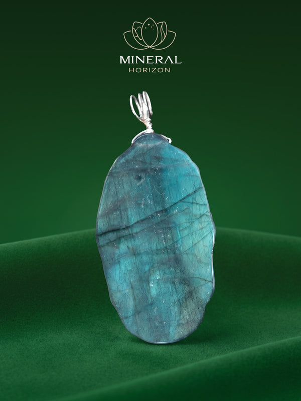 Pendentif tête de Bouddha en labradorite – reflets de sagesse