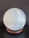 Grande sphère en calcite bleue – Éclat céleste