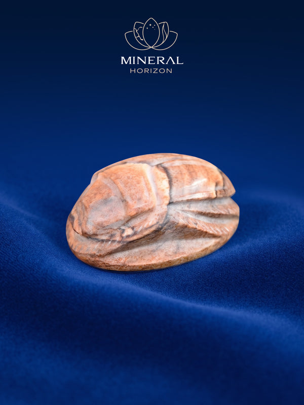 Amulette scarabée en jaspe paysage – entre terre et destin