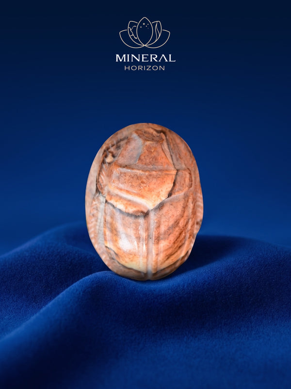 Amulette scarabée en jaspe paysage – entre terre et destin